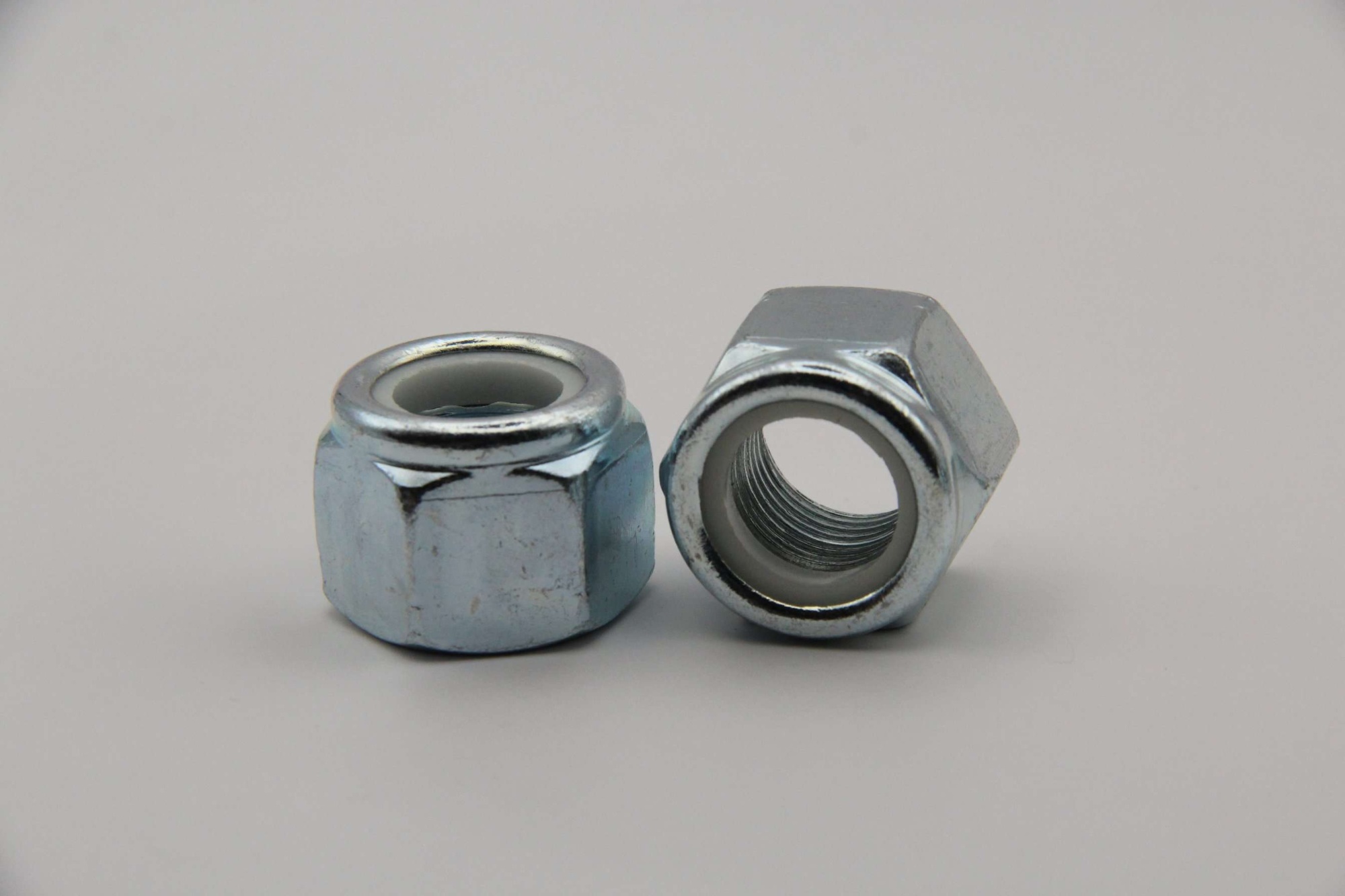 Гайка самоконтрящаяся с нейлоновым кольцом М18х1,5, 4 шт